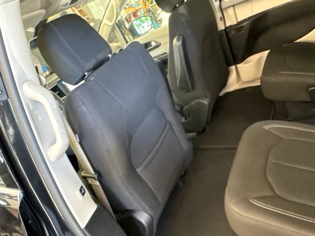 Thumbnail: 2022 Chrysler Voyager - 32