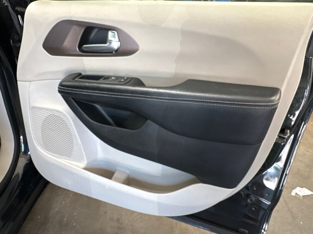 Thumbnail: 2022 Chrysler Voyager - 40