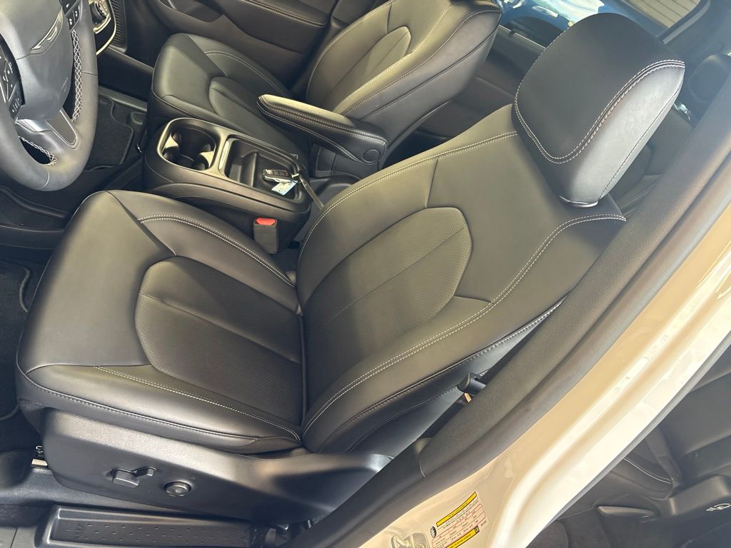 Thumbnail: 2027 Chrysler Pacifica - 9