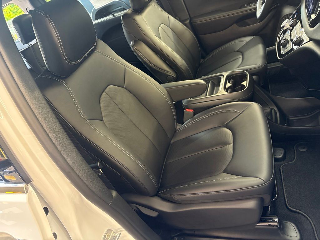 Thumbnail: 2027 Chrysler Pacifica - 43