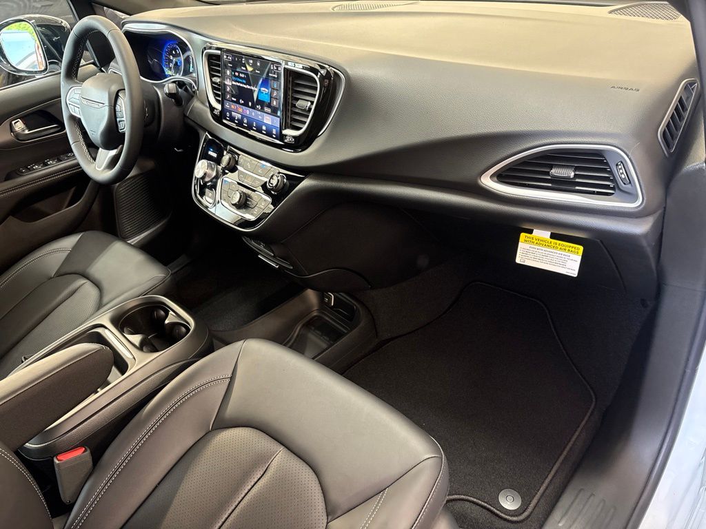 Thumbnail: 2027 Chrysler Pacifica - 44