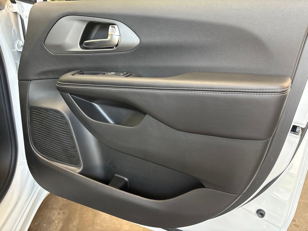 Thumbnail: 2027 Chrysler Pacifica - 41