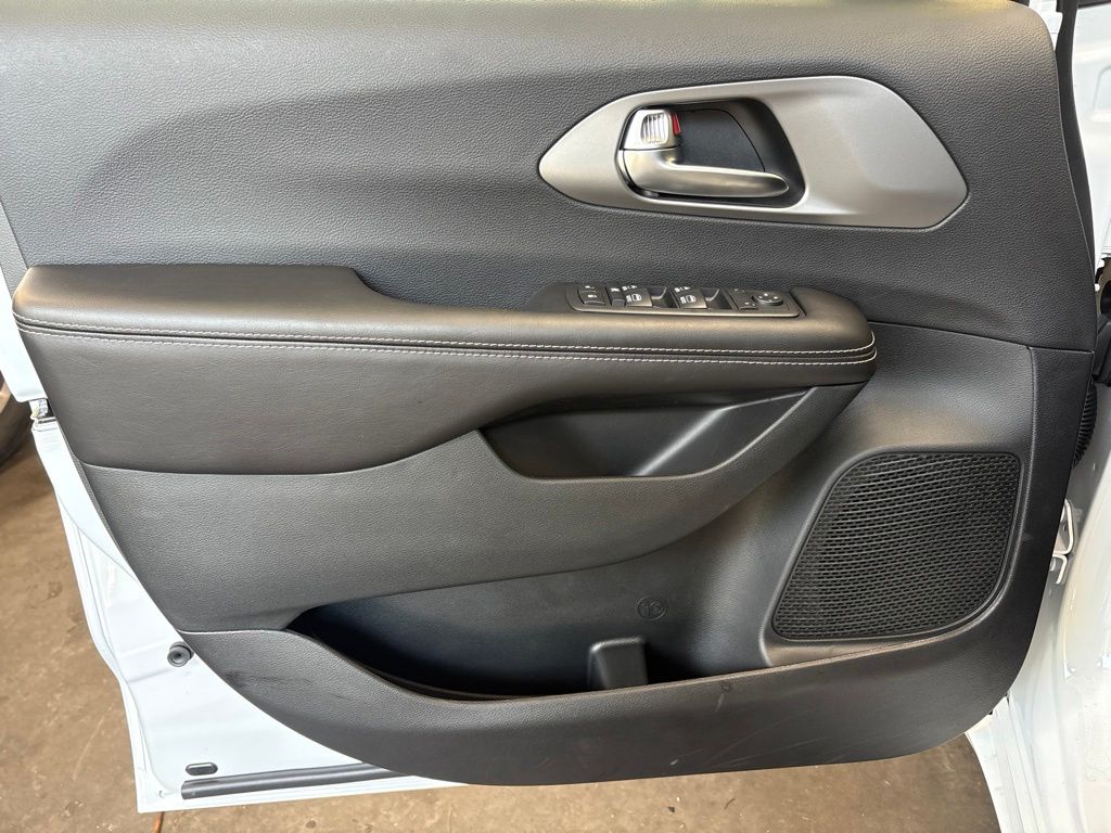 Thumbnail: 2027 Chrysler Pacifica - 20