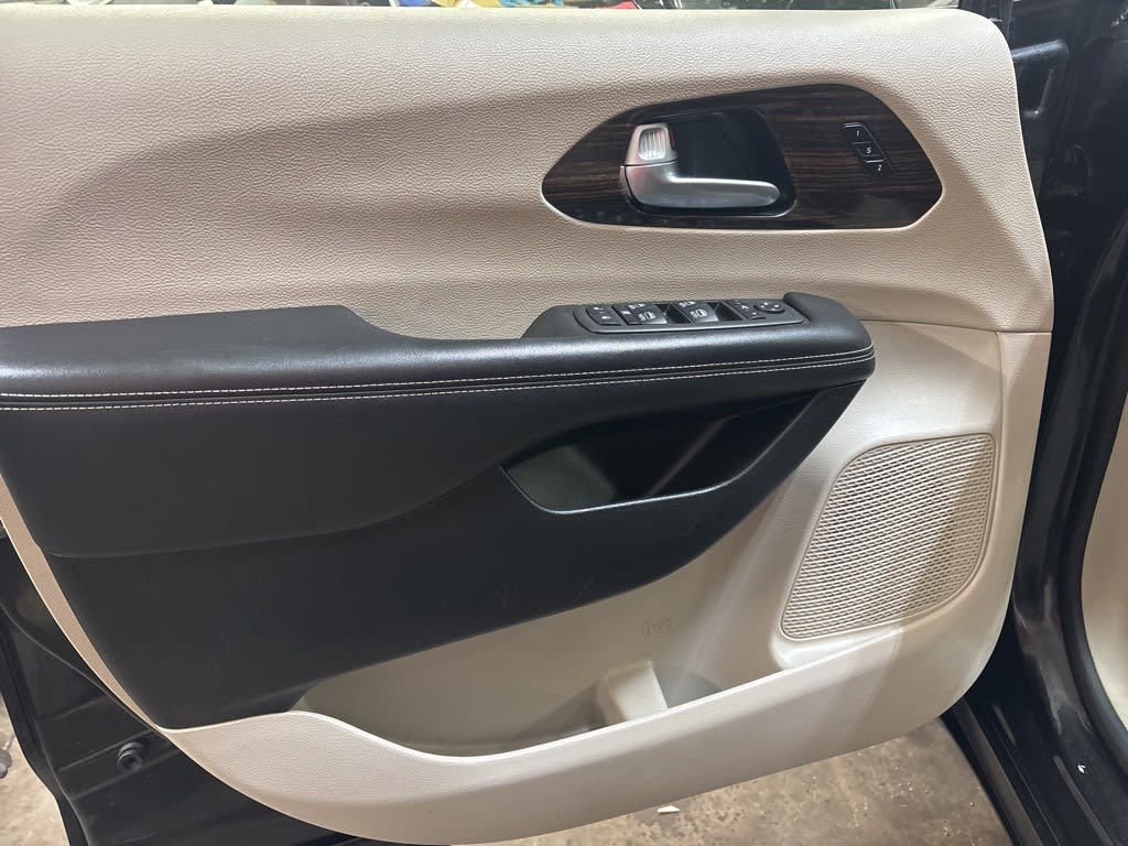 Thumbnail: 2023 Chrysler Pacifica - 20