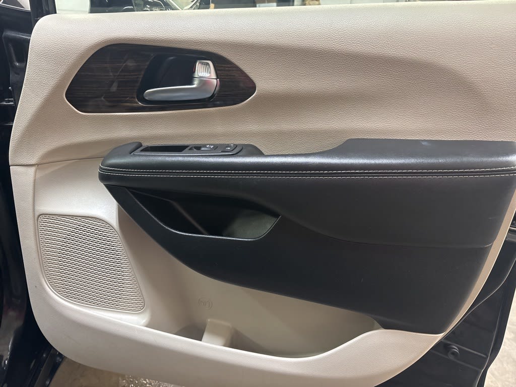 Thumbnail: 2023 Chrysler Pacifica - 37