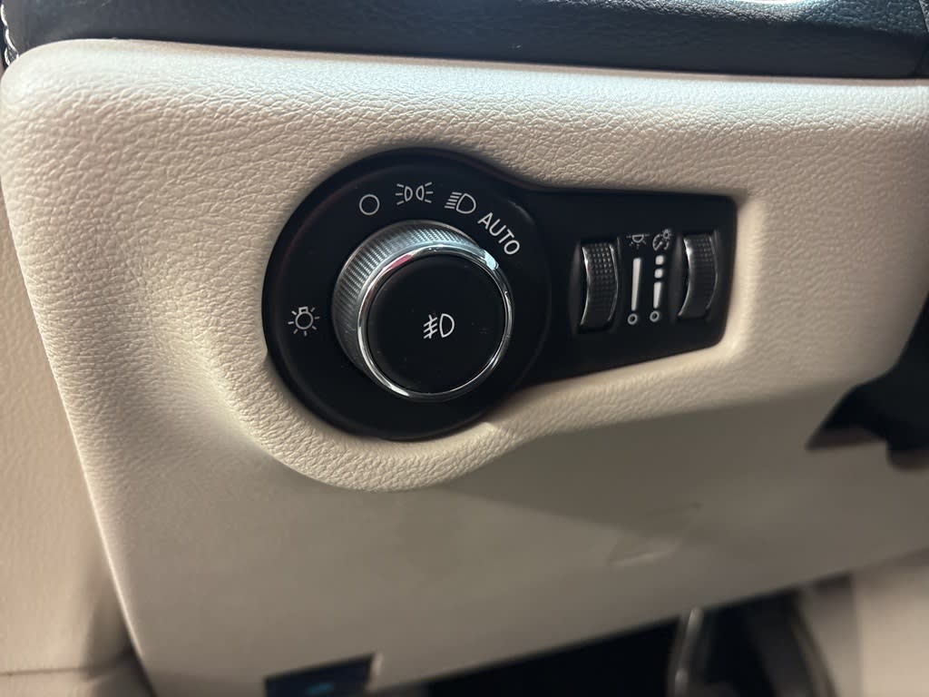 Thumbnail: 2023 Chrysler Pacifica - 22