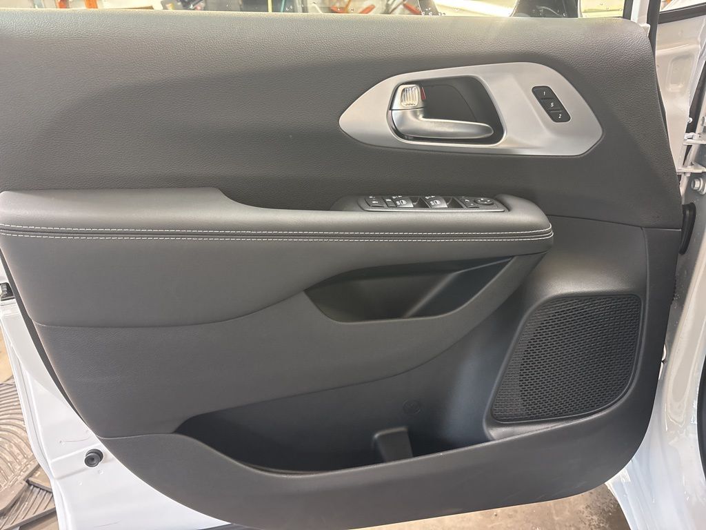 Thumbnail: 2026 Chrysler Pacifica - 19