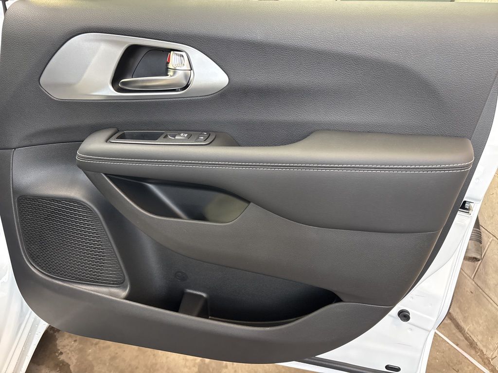 Thumbnail: 2026 Chrysler Pacifica - 39