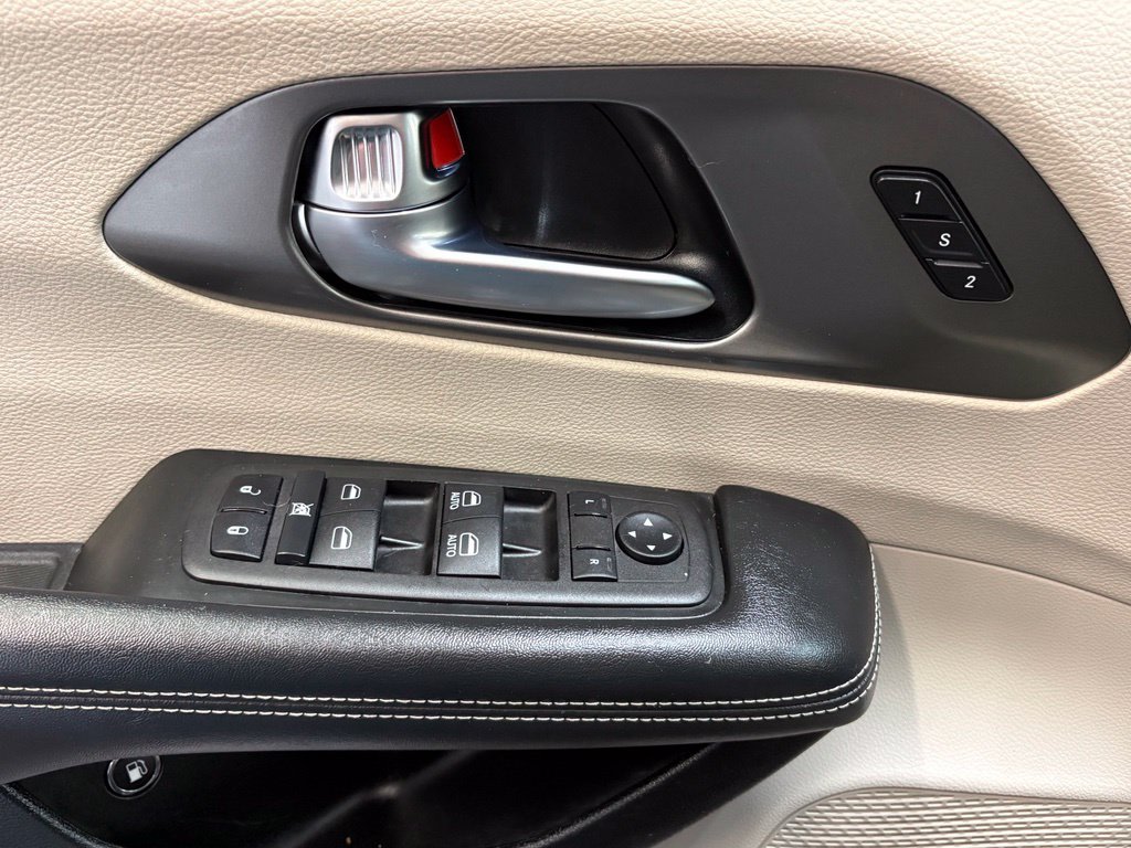 Thumbnail: 2023 Chrysler Pacifica - 6