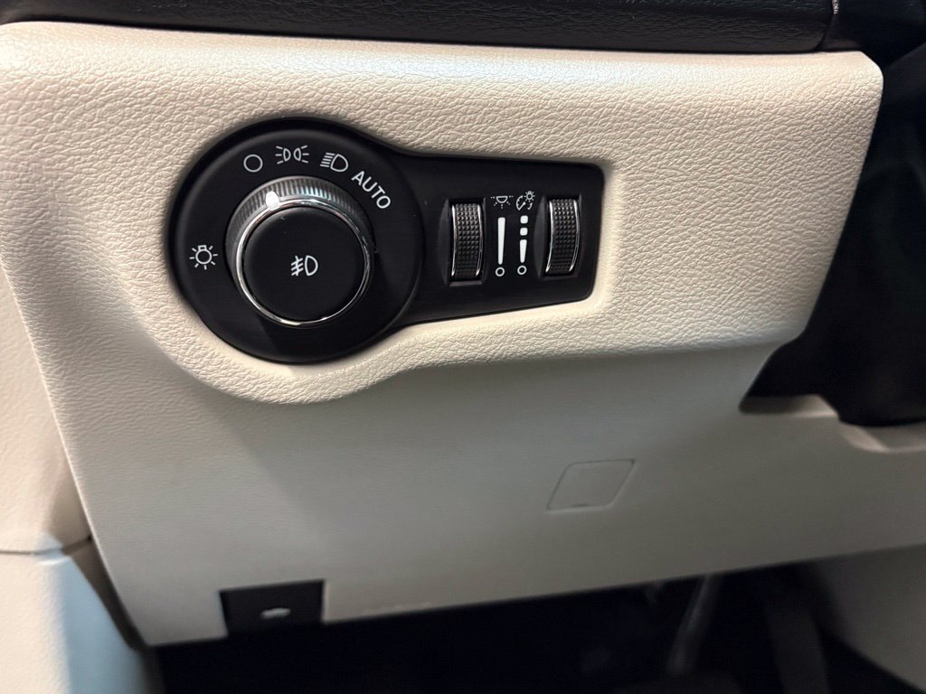 Thumbnail: 2023 Chrysler Pacifica - 23