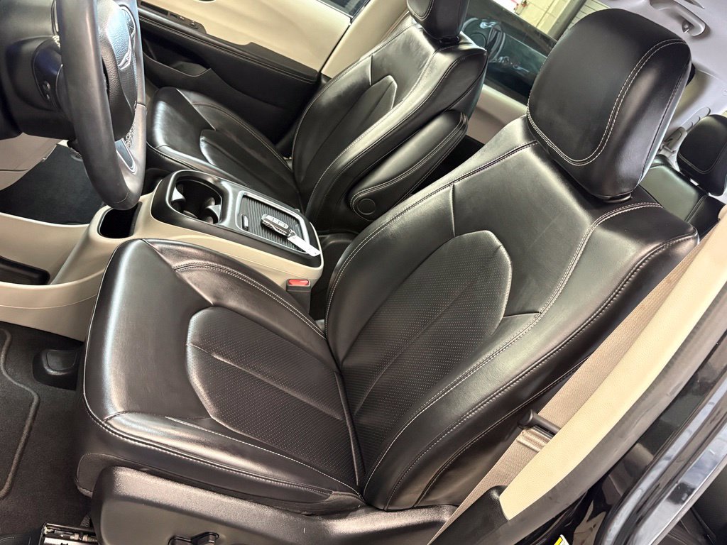 Thumbnail: 2023 Chrysler Pacifica - 9