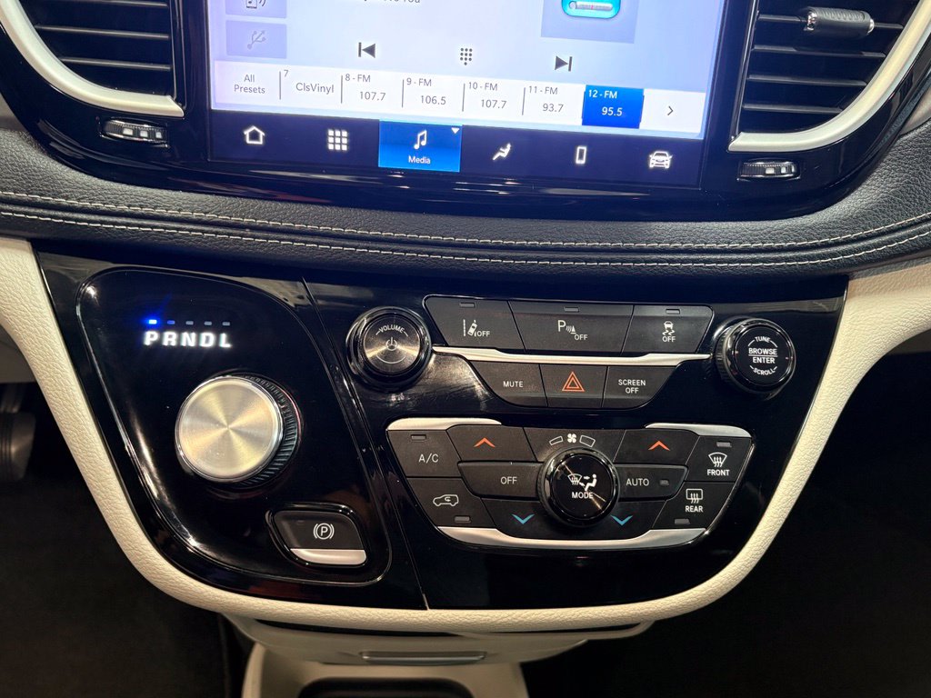 Thumbnail: 2023 Chrysler Pacifica - 26
