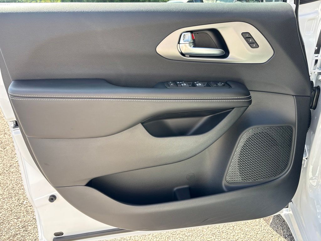Thumbnail: 2027 Chrysler Pacifica - 21