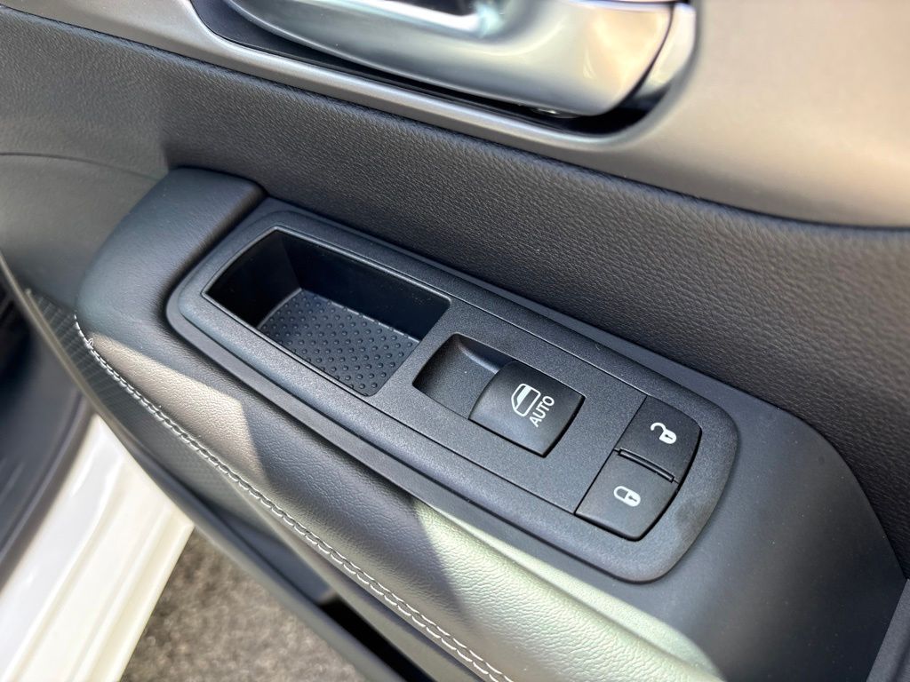 Thumbnail: 2027 Chrysler Pacifica - 44