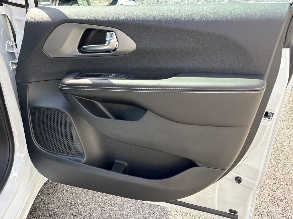 Thumbnail: 2027 Chrysler Pacifica - 43