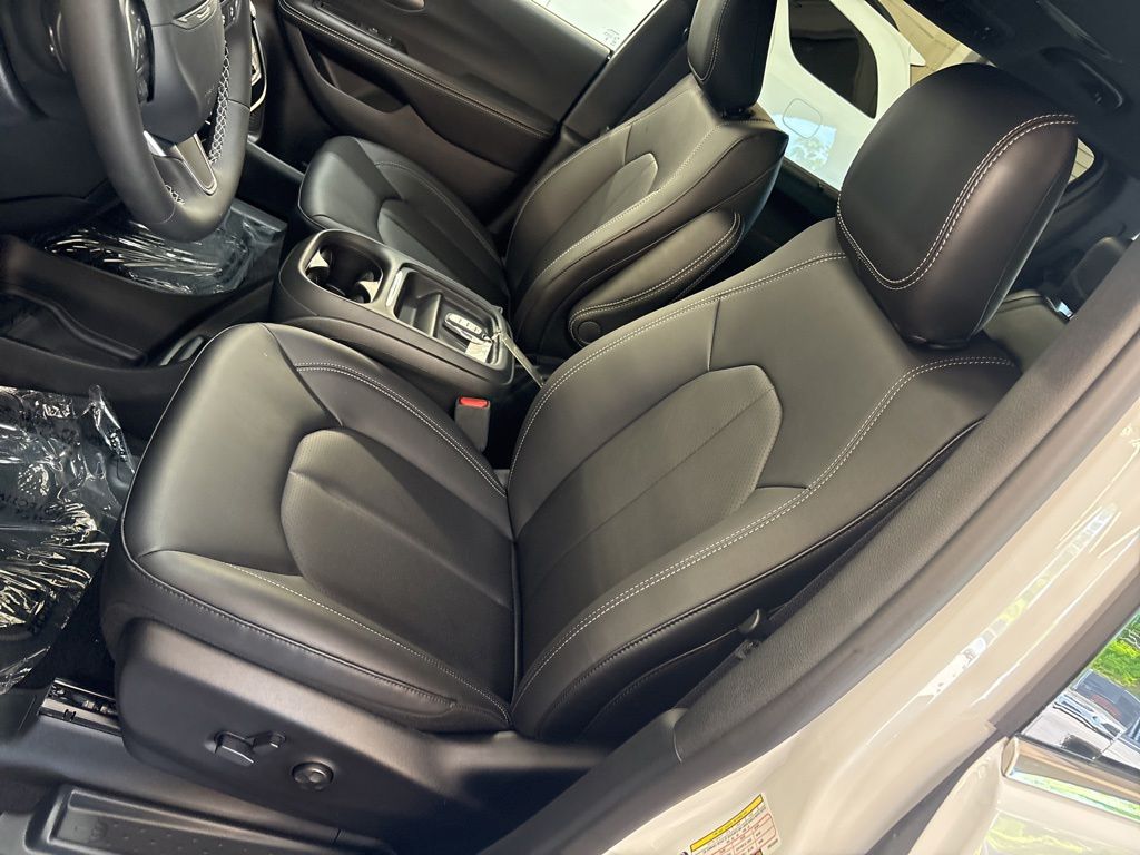 Thumbnail: 2027 Chrysler Pacifica - 8