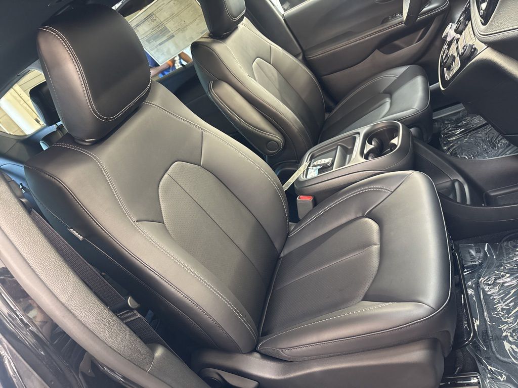 Thumbnail: 2027 Chrysler Pacifica - 10