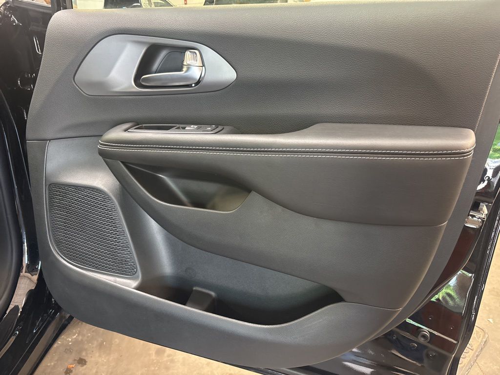 Thumbnail: 2027 Chrysler Pacifica - 46