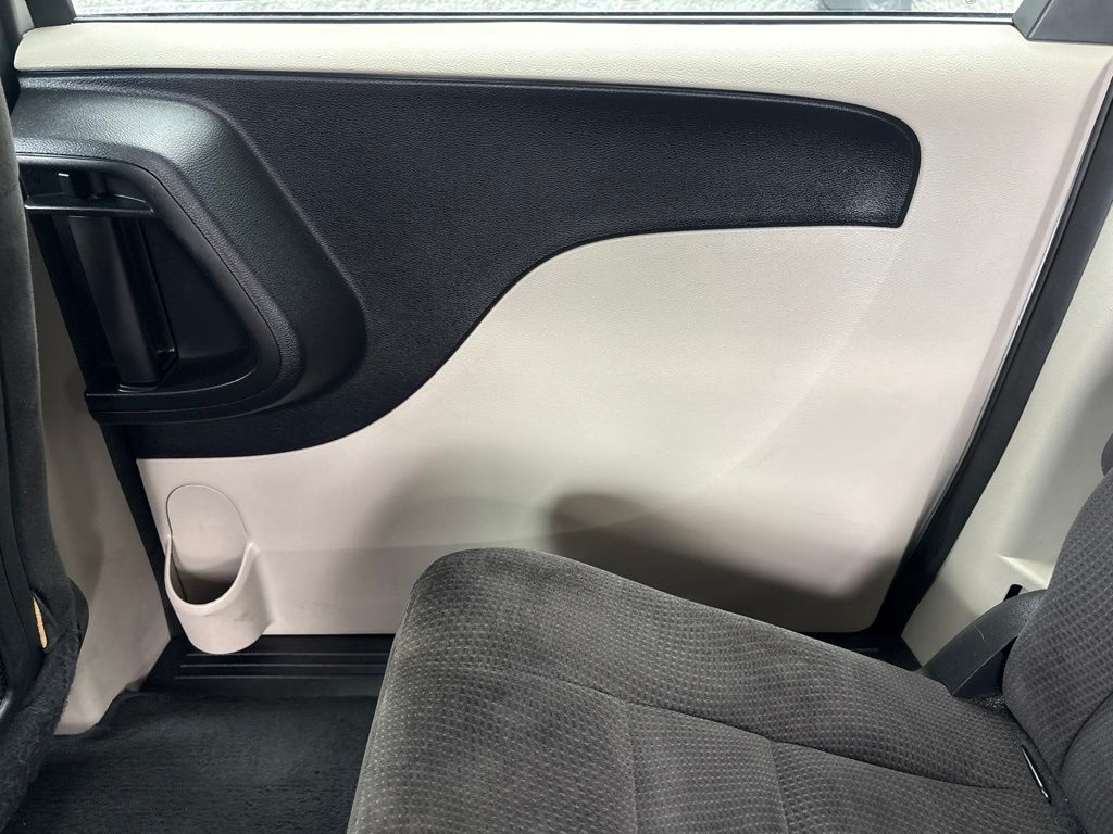 Thumbnail: 2016 Dodge Grand Caravan - 30