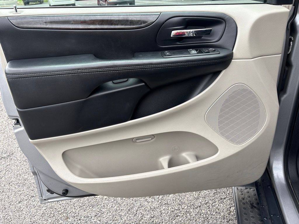 Thumbnail: 2016 Dodge Grand Caravan - 21