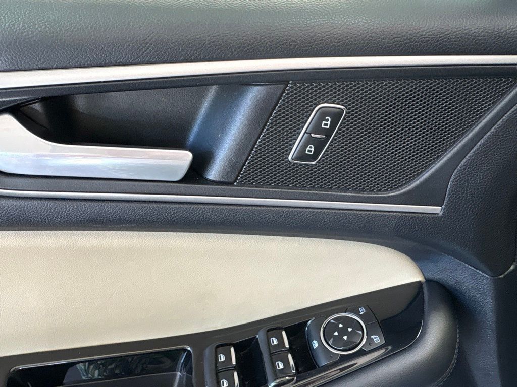 Thumbnail: 2020 Ford Edge - 23