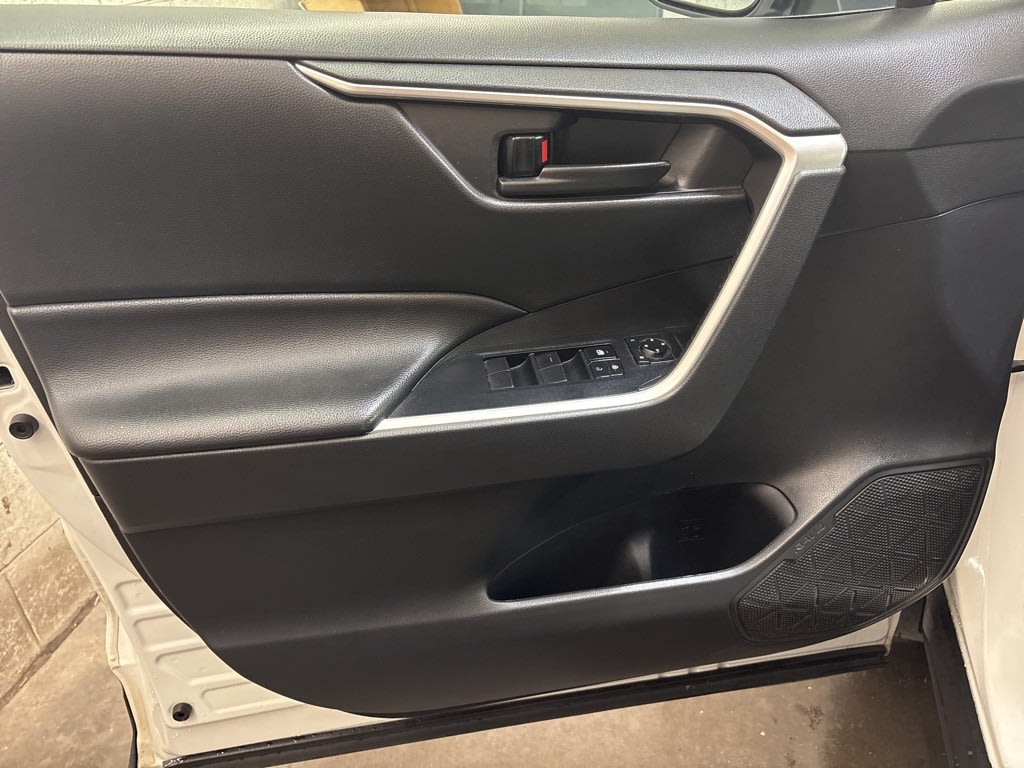 Thumbnail: 2022 Toyota RAV4 - 22