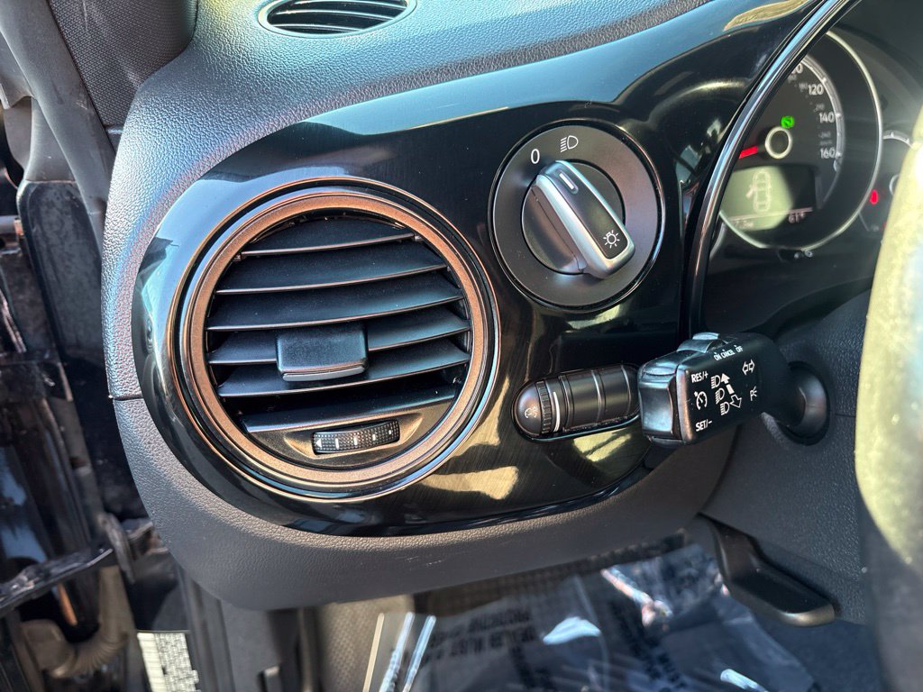 Thumbnail: 2018 Volkswagen Beetle - 22