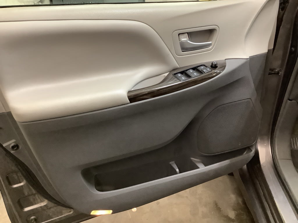 2019 Toyota Sienna XLE Premium 21