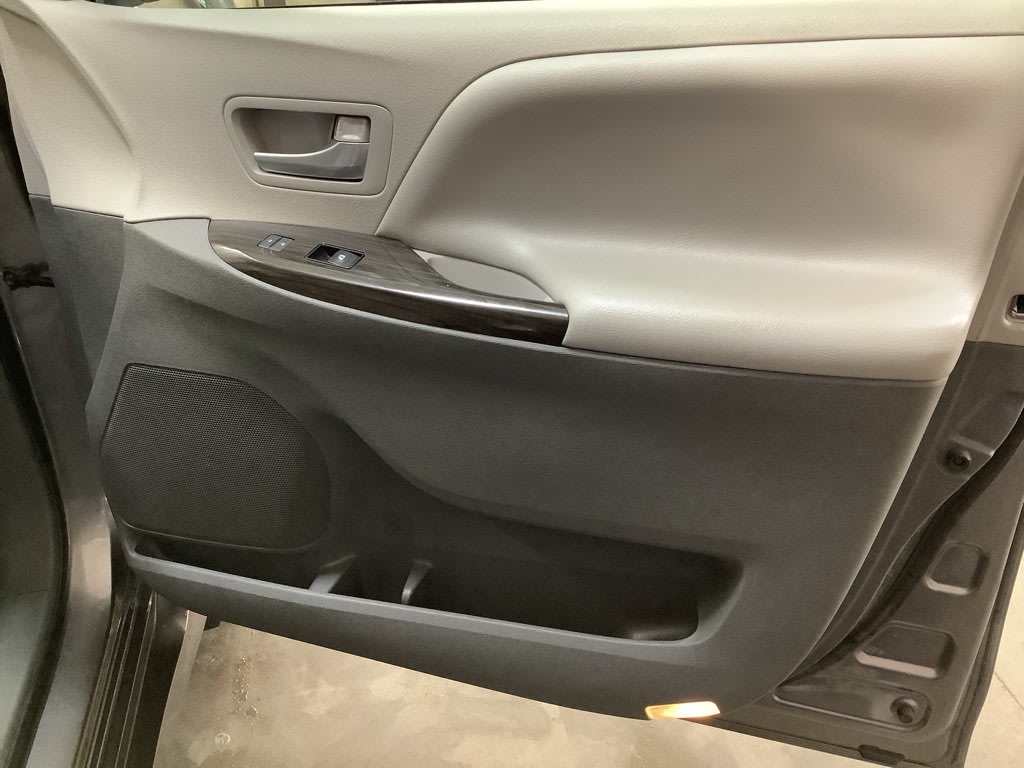 2019 Toyota Sienna XLE Premium 43