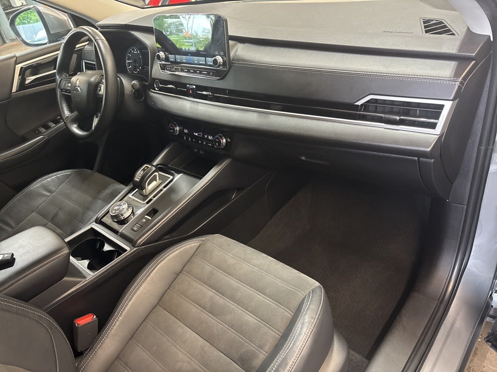 Thumbnail: 2022 Mitsubishi Outlander - 12