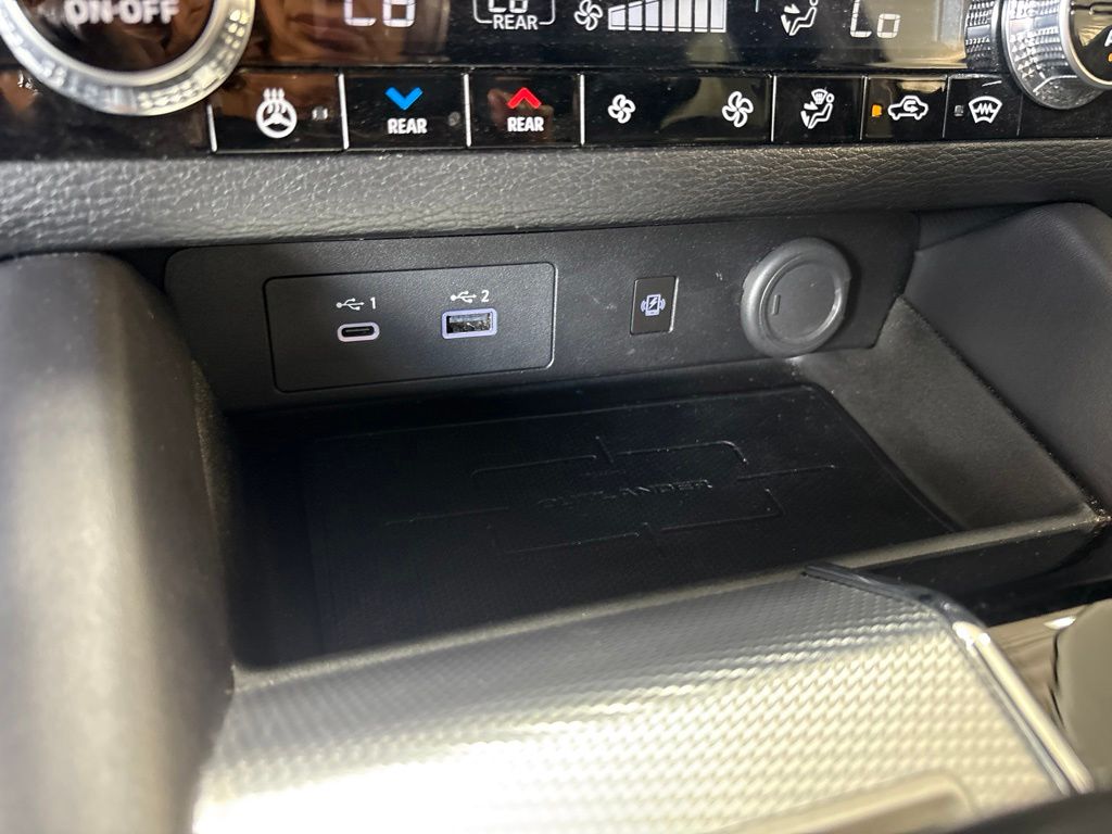 Thumbnail: 2024 Mitsubishi Outlander - 16