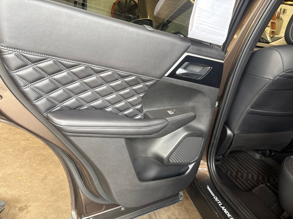 Thumbnail: 2024 Mitsubishi Outlander - 32