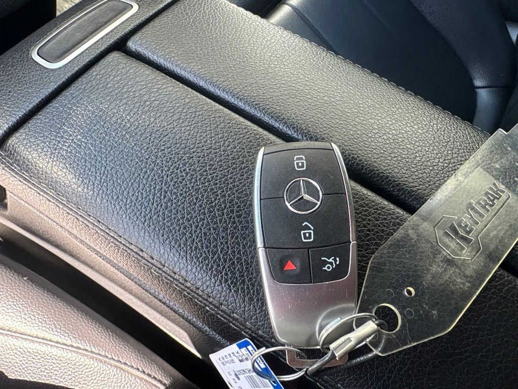 Thumbnail: 2022 Mercedes-Benz GLB - 16