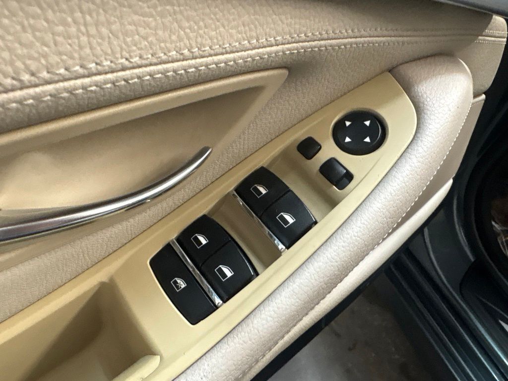 Thumbnail: 2013 BMW 5 Series - 23