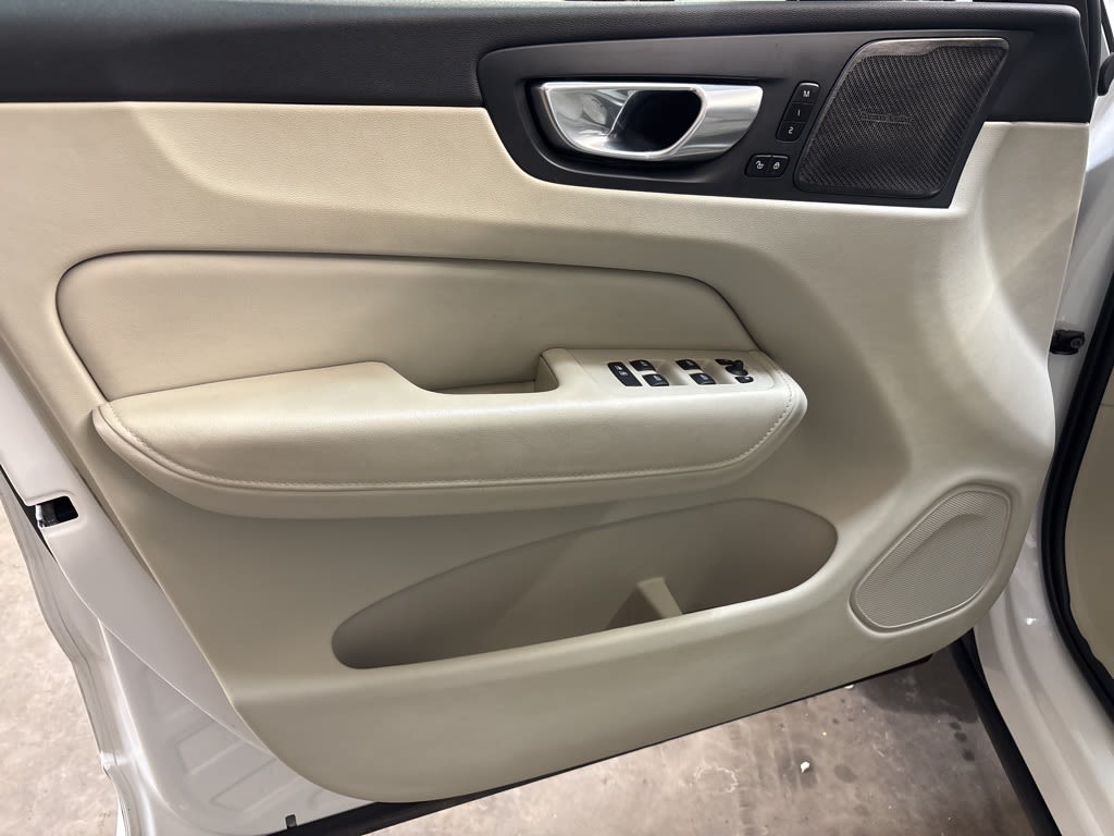 Thumbnail: 2024 Volvo XC60 - 21