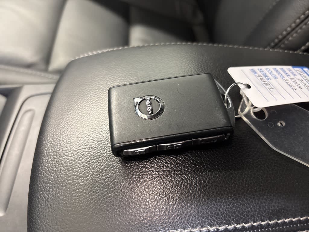 Thumbnail: 2023 Volvo XC40 - 16