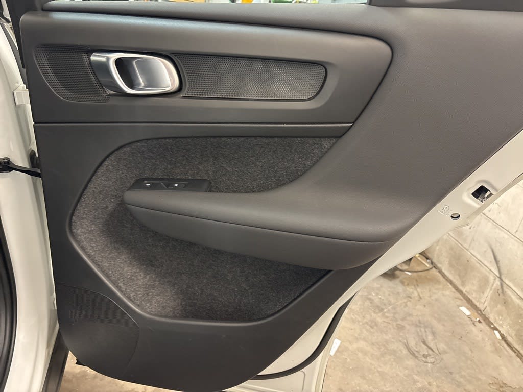 Thumbnail: 2023 Volvo XC40 - 33