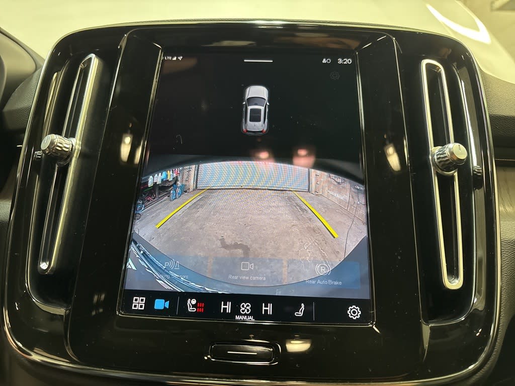 Thumbnail: 2023 Volvo XC40 - 25