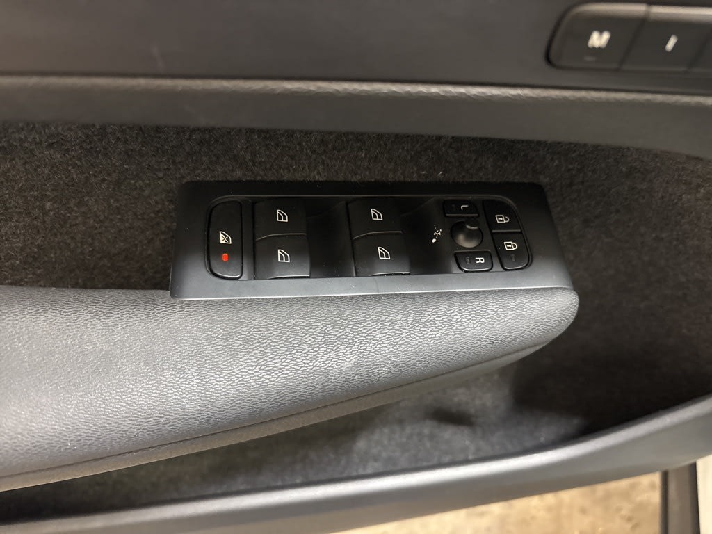 Thumbnail: 2023 Volvo XC40 - 22