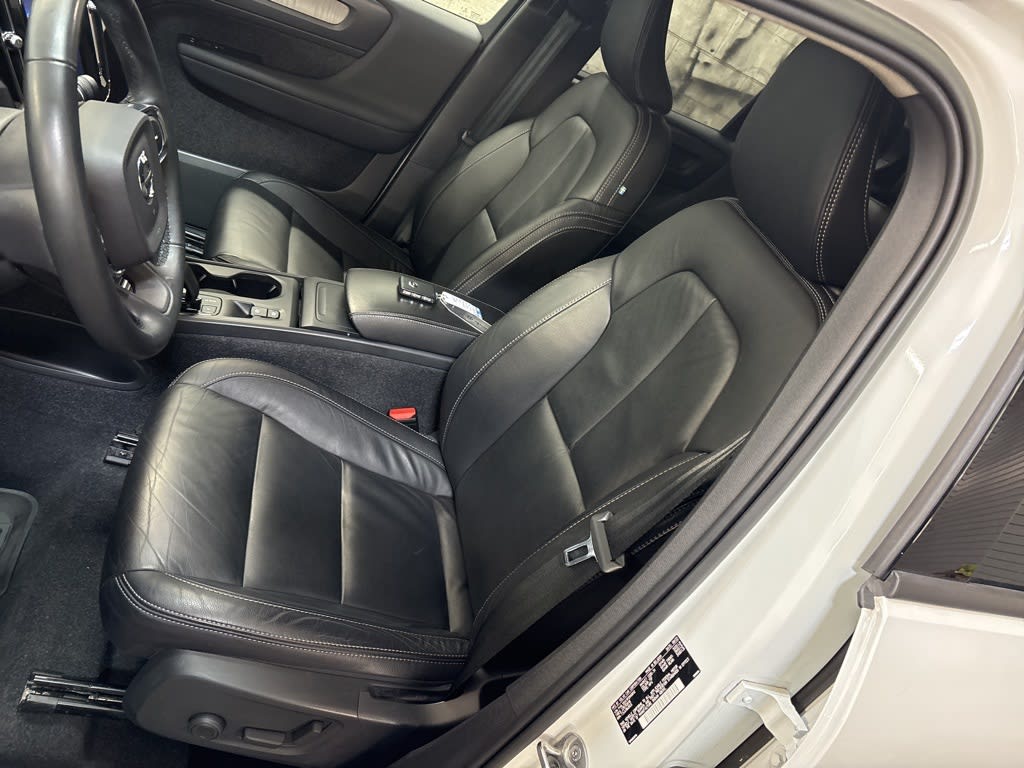 Thumbnail: 2023 Volvo XC40 - 8