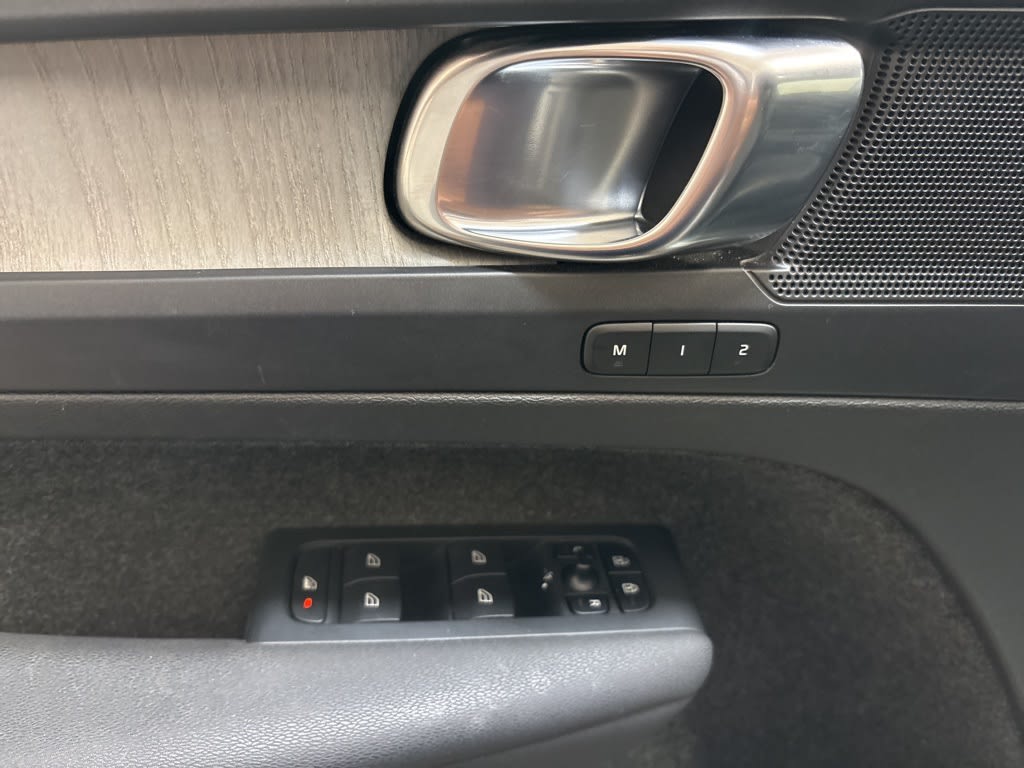 Thumbnail: 2023 Volvo XC40 - 21