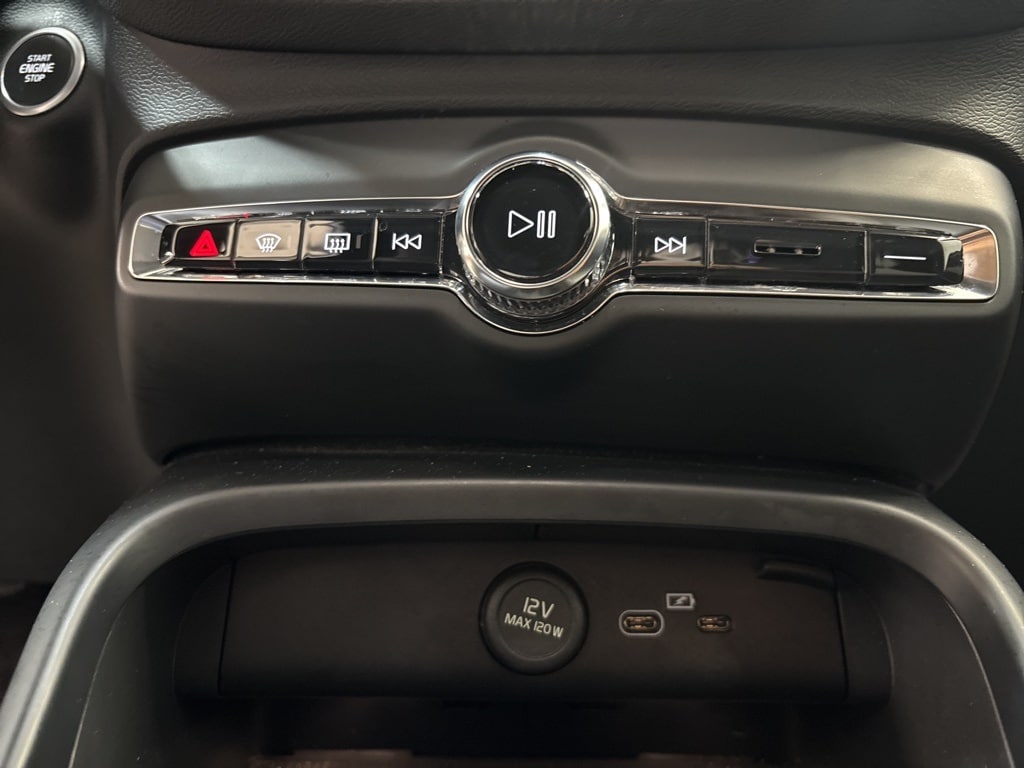 Thumbnail: 2023 Volvo XC40 - 24