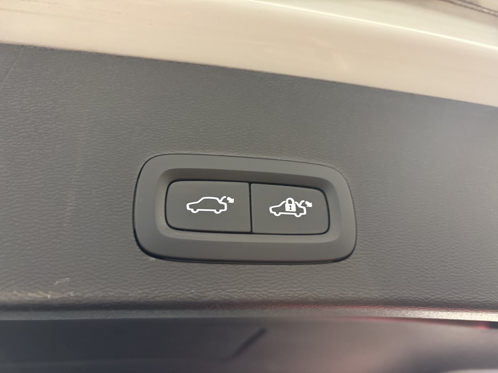 Thumbnail: 2023 Volvo XC40 - 32