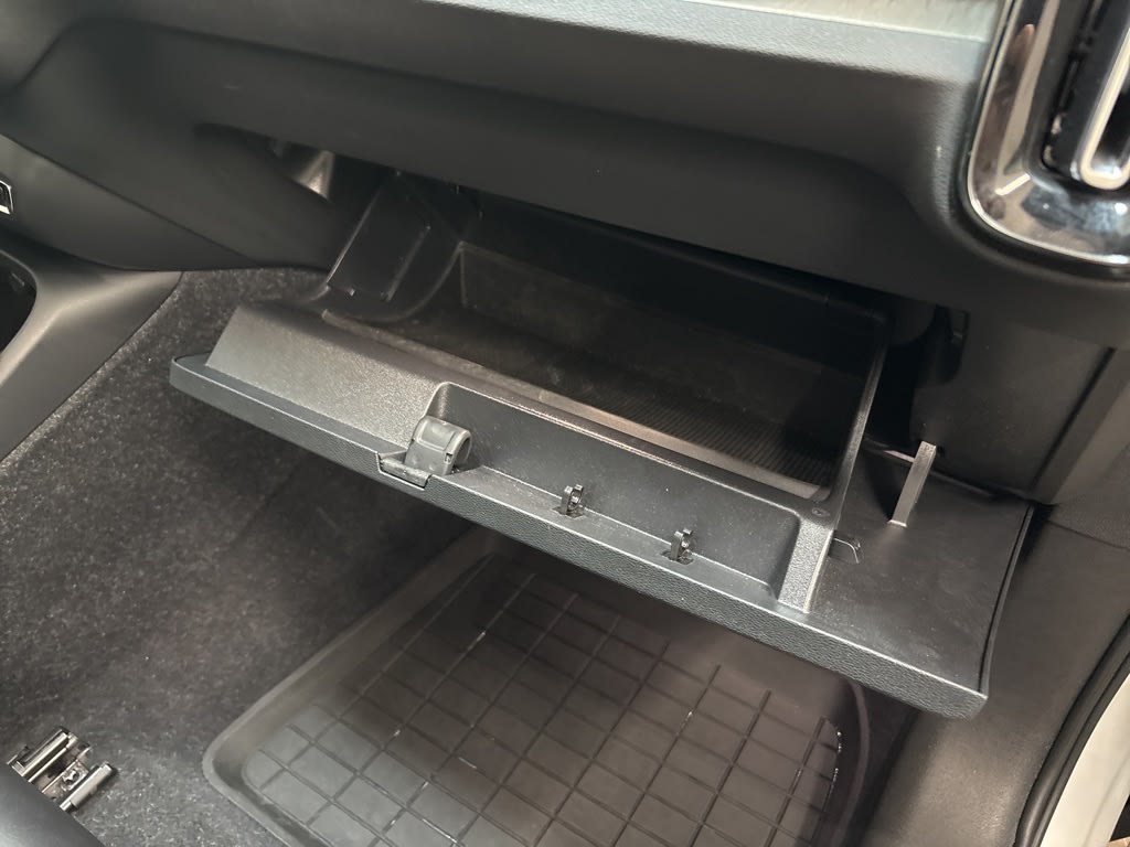 Thumbnail: 2023 Volvo XC40 - 17