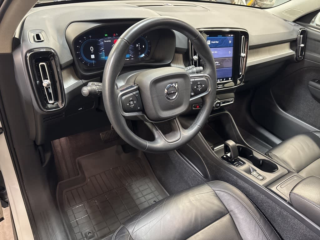 Thumbnail: 2023 Volvo XC40 - 2