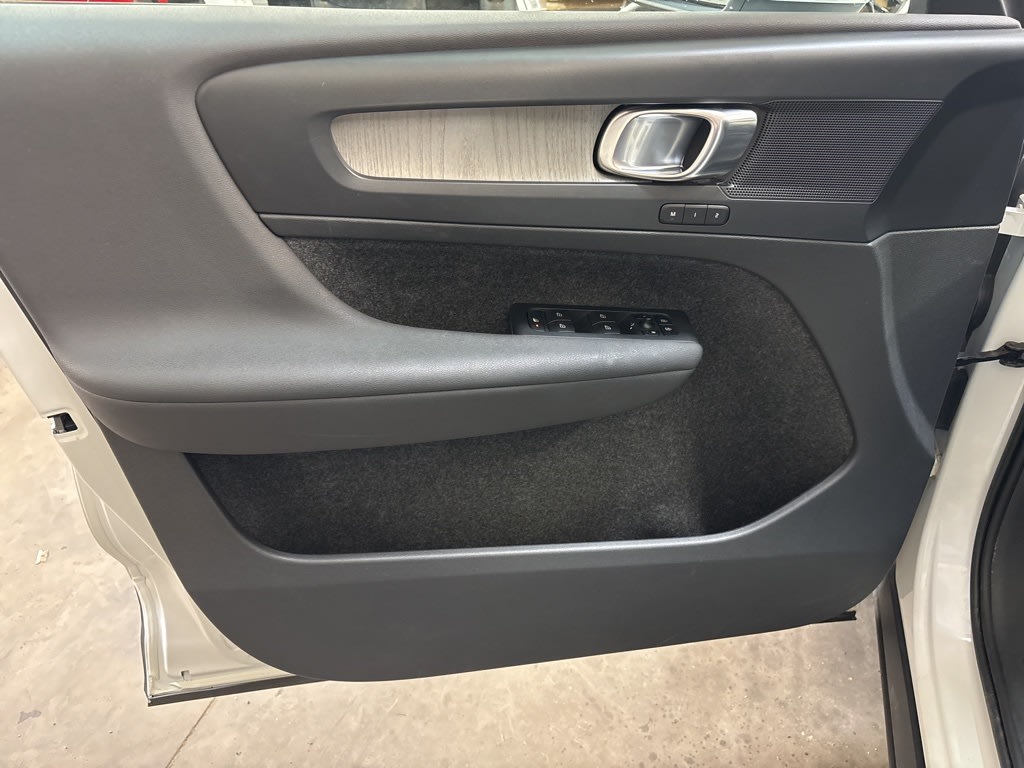 Thumbnail: 2023 Volvo XC40 - 20