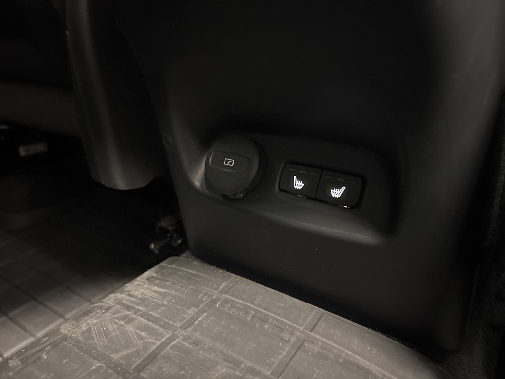 Thumbnail: 2023 Volvo XC40 - 38