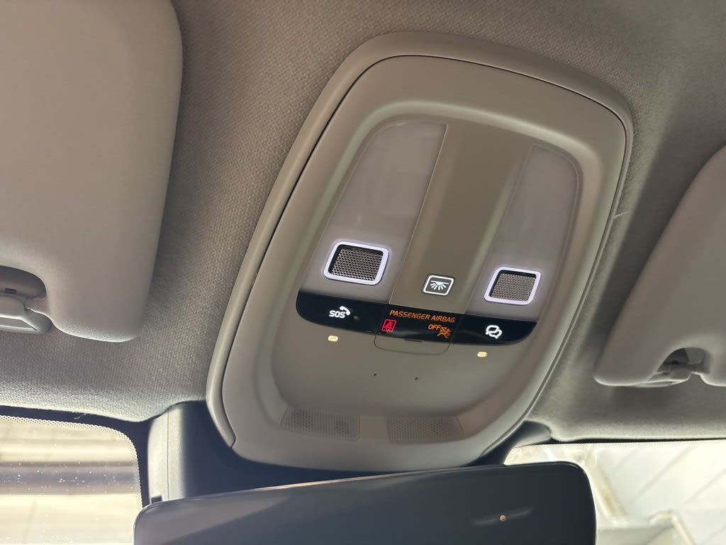 Thumbnail: 2023 Volvo XC40 - 27