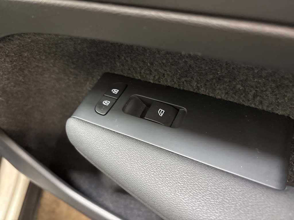 Thumbnail: 2023 Volvo XC40 - 40