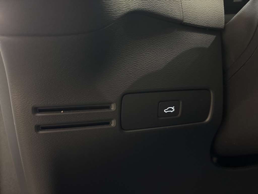 Thumbnail: 2023 Volvo XC40 - 23